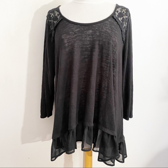 living doll Tops - LIVING DOLL lace trim textured chiffon hem top 1X